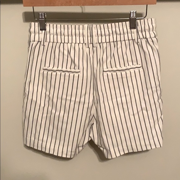 Pin striped high waisted shorts - Picture 3 of 3